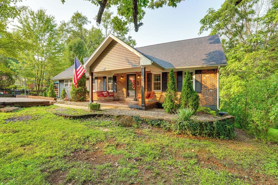 Brandenburg Vacation Rental | 2BR | 1BA | 2,000 Sq Ft | 2 Steps to Enter