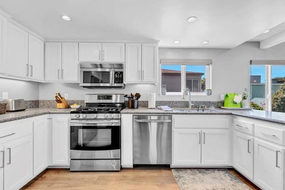 Fully equipped kitchen ready for cooking your favorite beach meals.