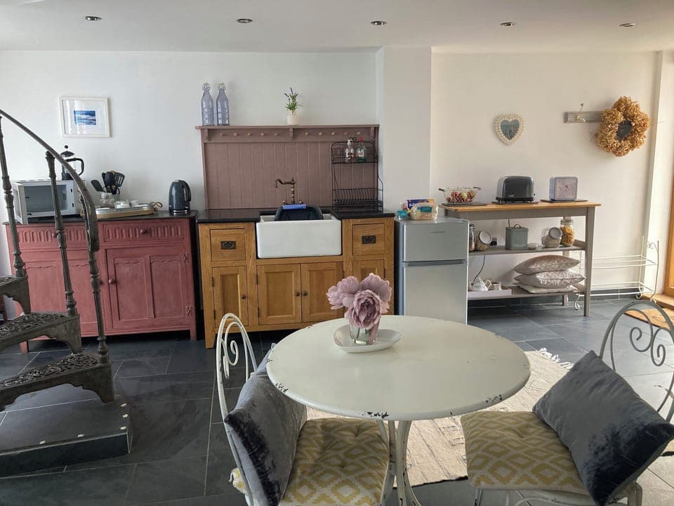 Open plan romantic getaway space for two @ stunning riverside apartment