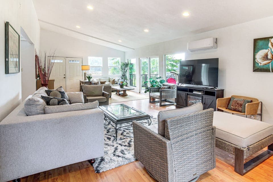 Coos Bay Vacation Rental | 2BR | 2BA | 2,396 Sq Ft | 5 Steps Required