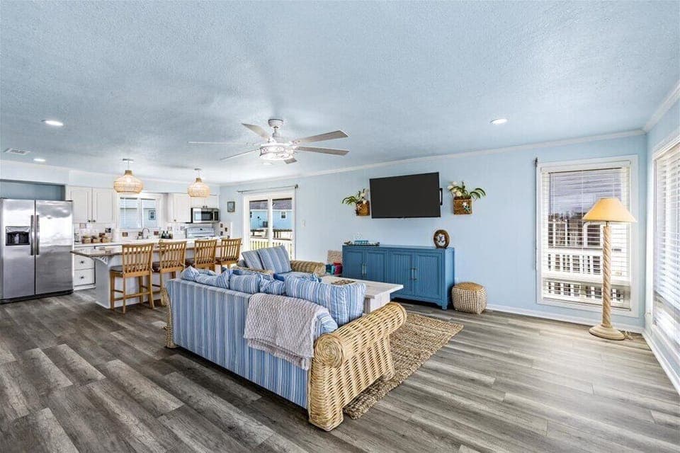 Enter to a fresh coastal home. 