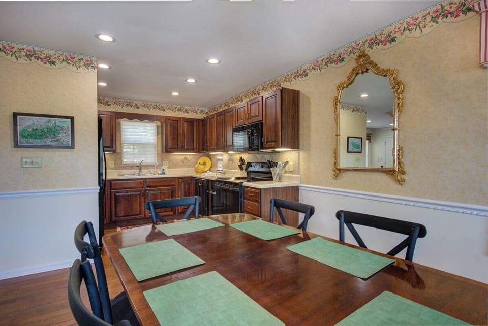 Mountain View Paradise's inviting dining area