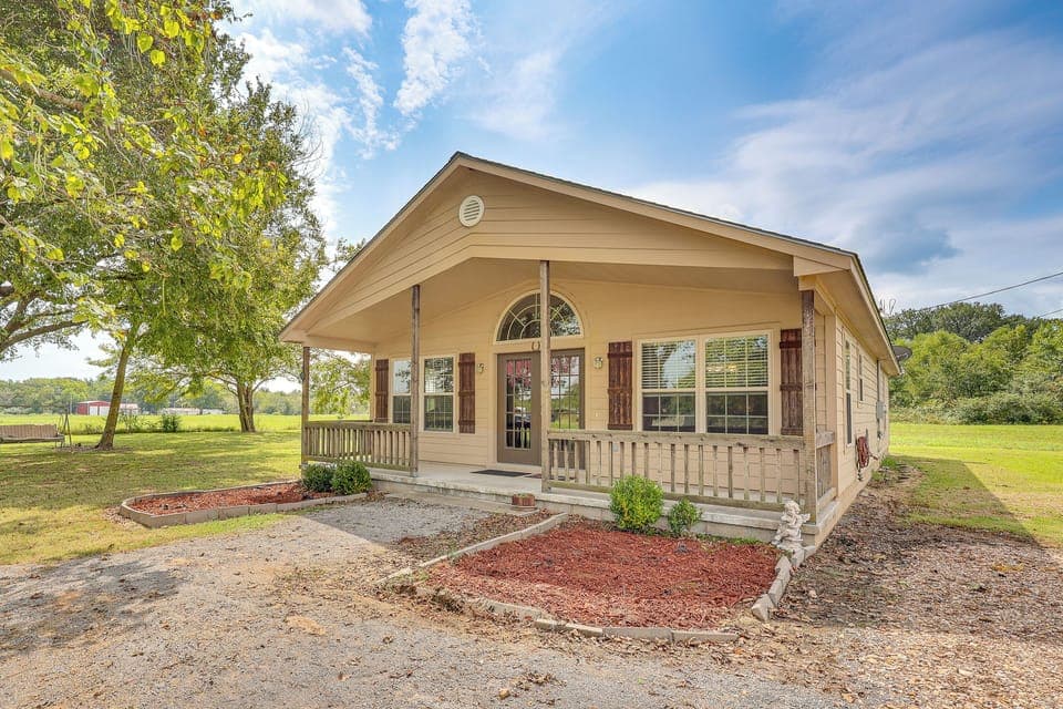 Spiro Vacation Rental | 3BR | 2BA | 2 Steps to Enter | 1,300 Sq Ft