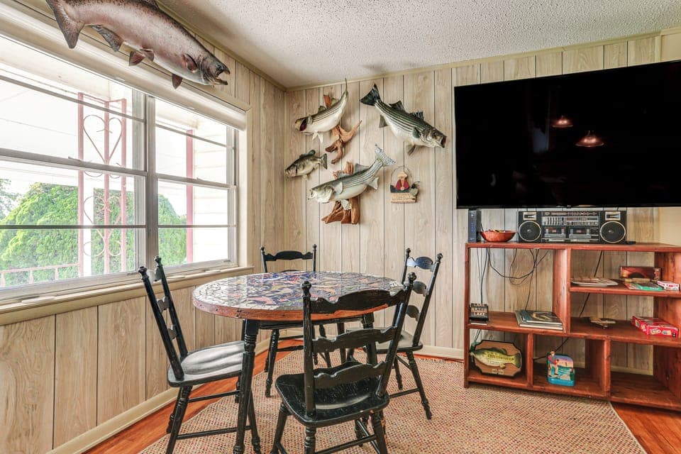 Dining Area | Dishware/Flatware