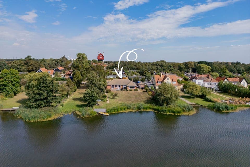 Fairway, Thorpeness: Stunning views over Thorpeness Meare with a private landing stage