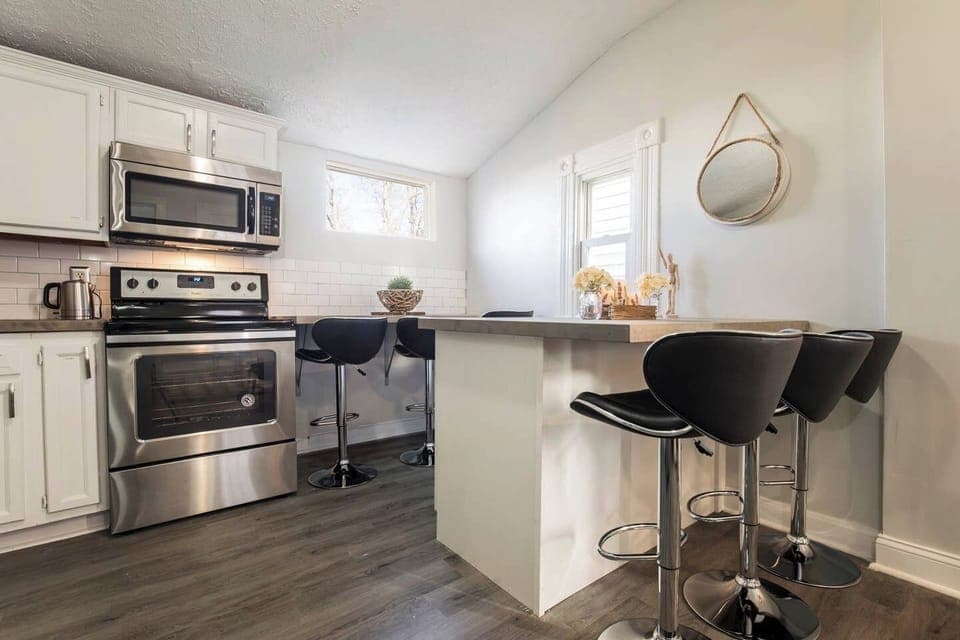 Great kitchen area and seating for 6!