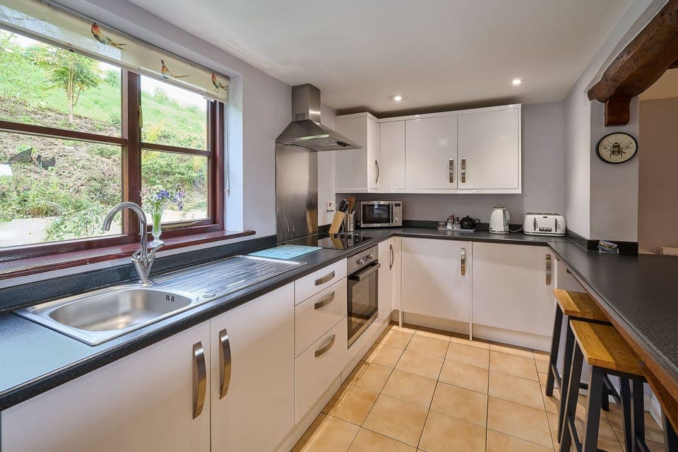 Coombe Cottage, Knowstone - Host & Stay