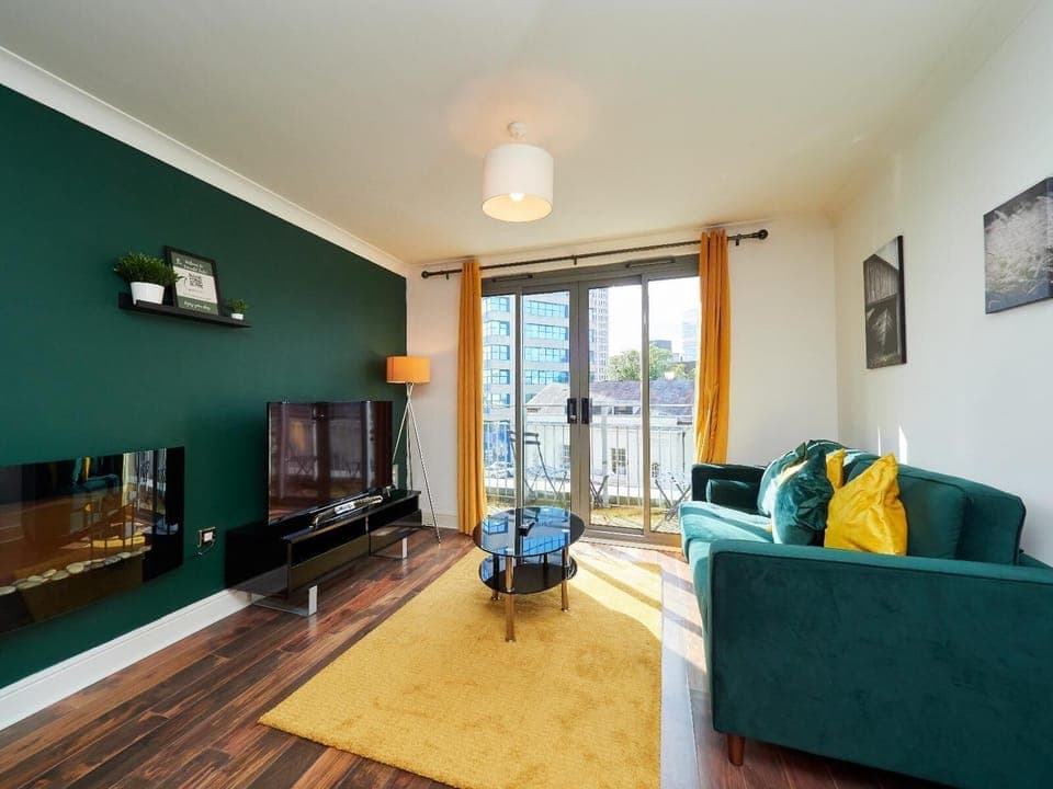 Bright & spacious living room