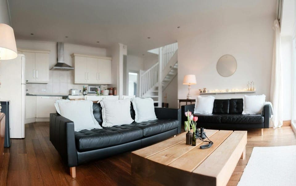 Living area with two sofas and a coffee table