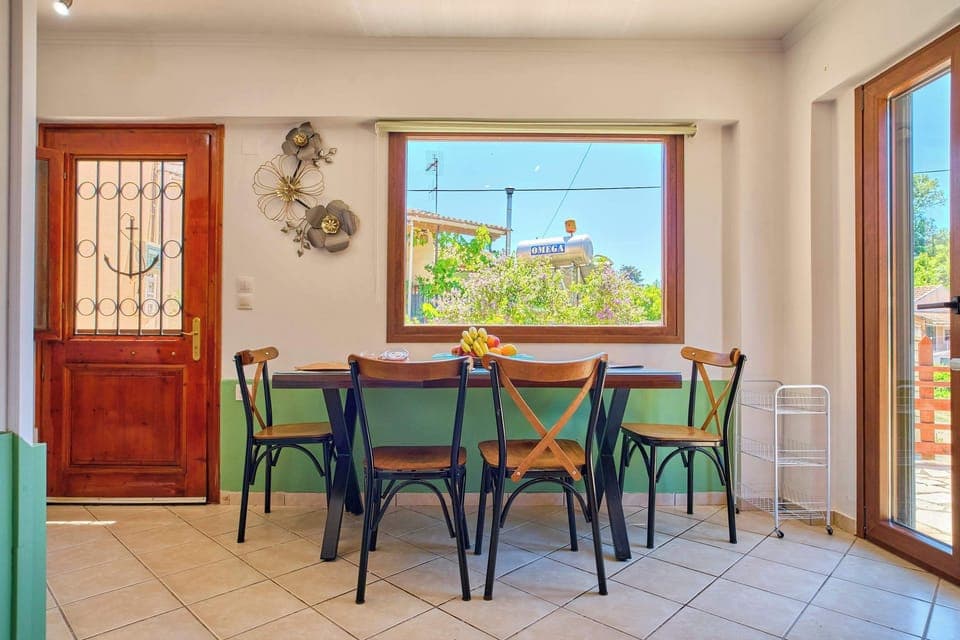 Bright kitchen with direct access to the patio for al fresco breakfasts