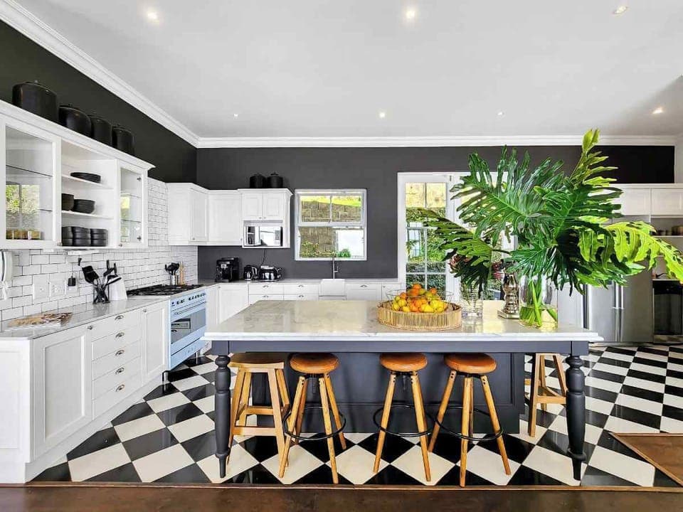 Luxury 4BR Villa w/ Pool & Ocean Views, Bakoven (31122)