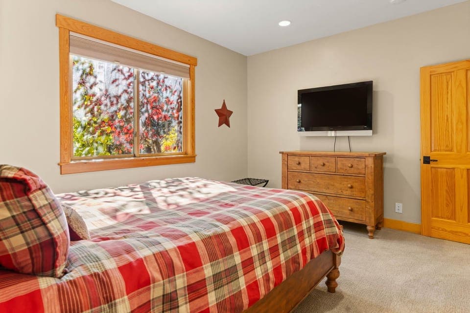 Mid Floor Bedroom with Ensuite Bath