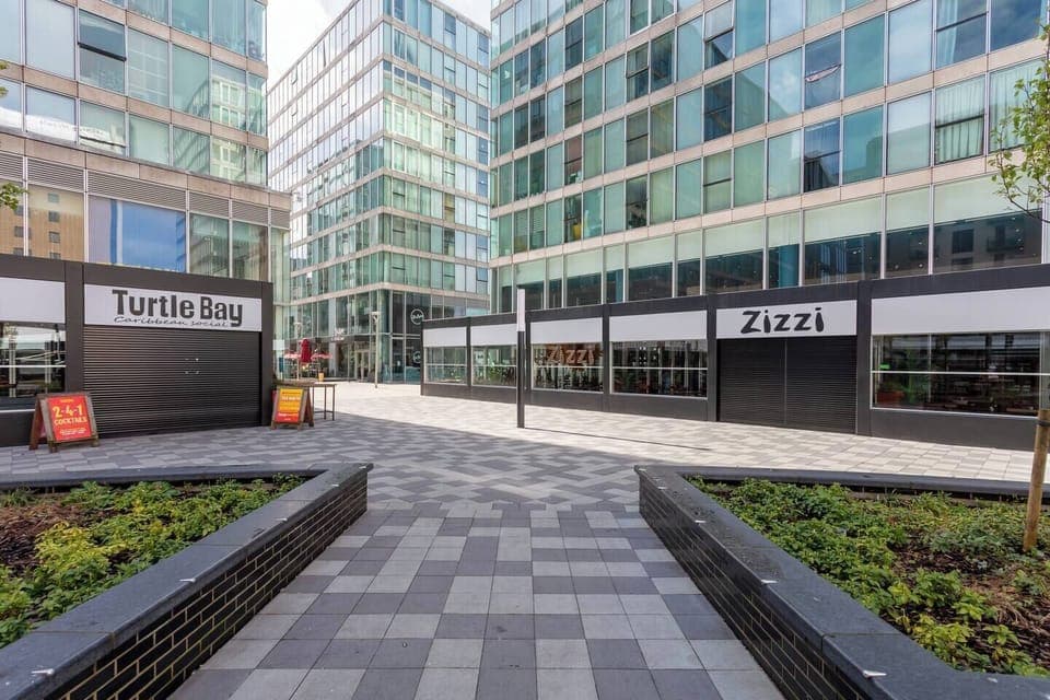 The apartment is perfectly situated in The Hub, with an array of restaurants, cafés, and bars right on your doorstep.