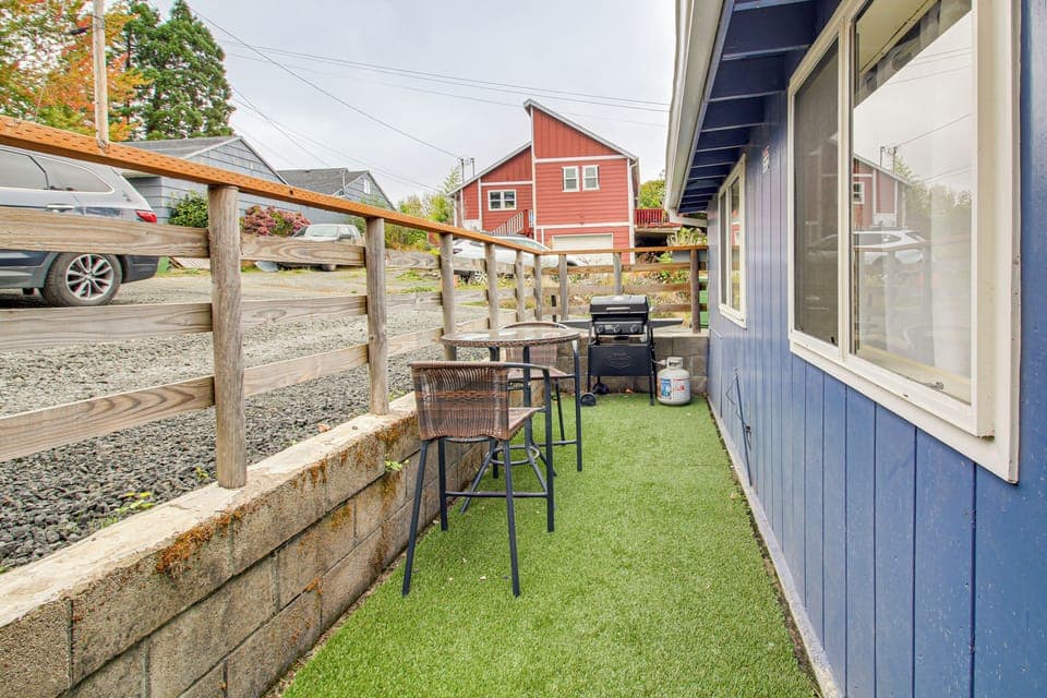 Coos Bay Vacation Rental | 2BR | 1BA | 668 Sq Ft | Stairs Required