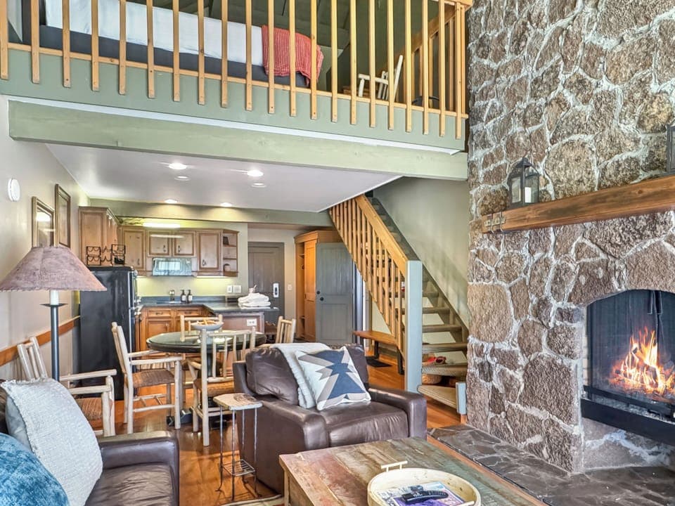 The Meadows Retreat - Main Floor and Loft