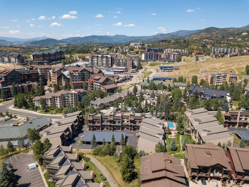 Your new neighborhood! ️Walking distance to the slopes & free shuttle access!