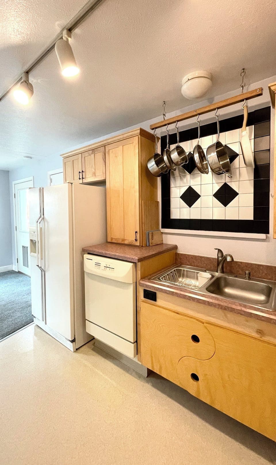 Full Kitchen.
