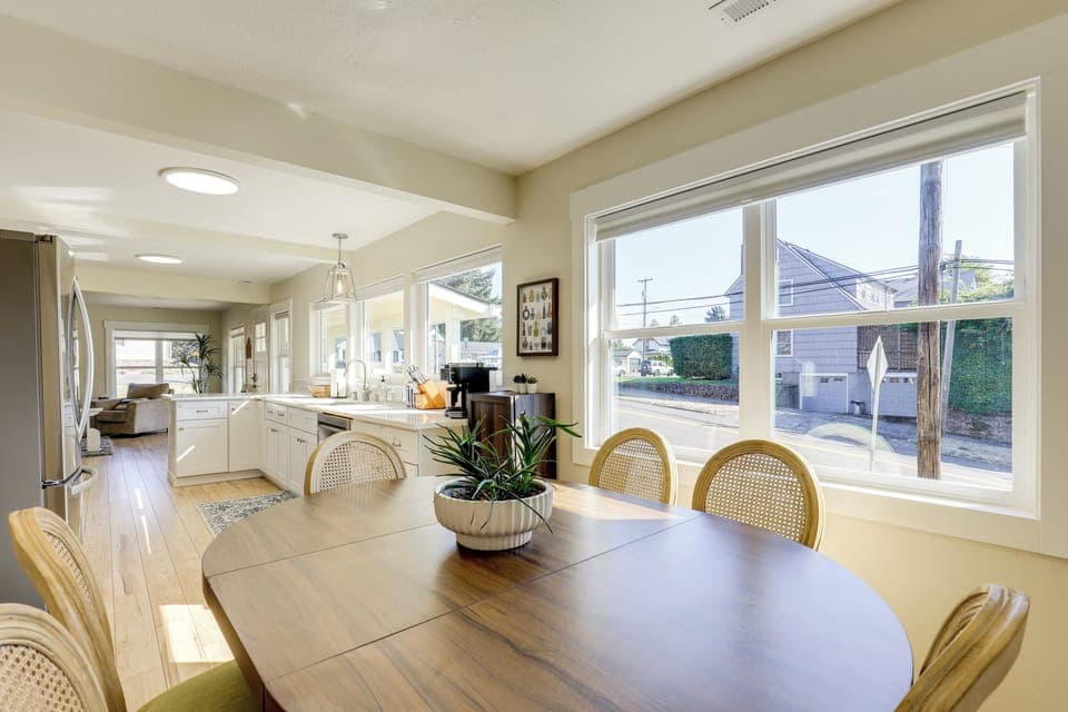 Dining Area | Dishware/Flatware Provided | Main Floor