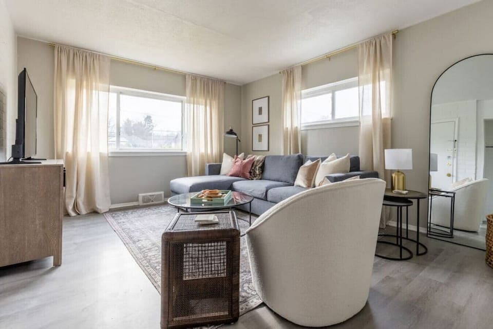 Cozy Living Room: A Relaxing Retreat with a Queen Bed for 2 Extra Guests!