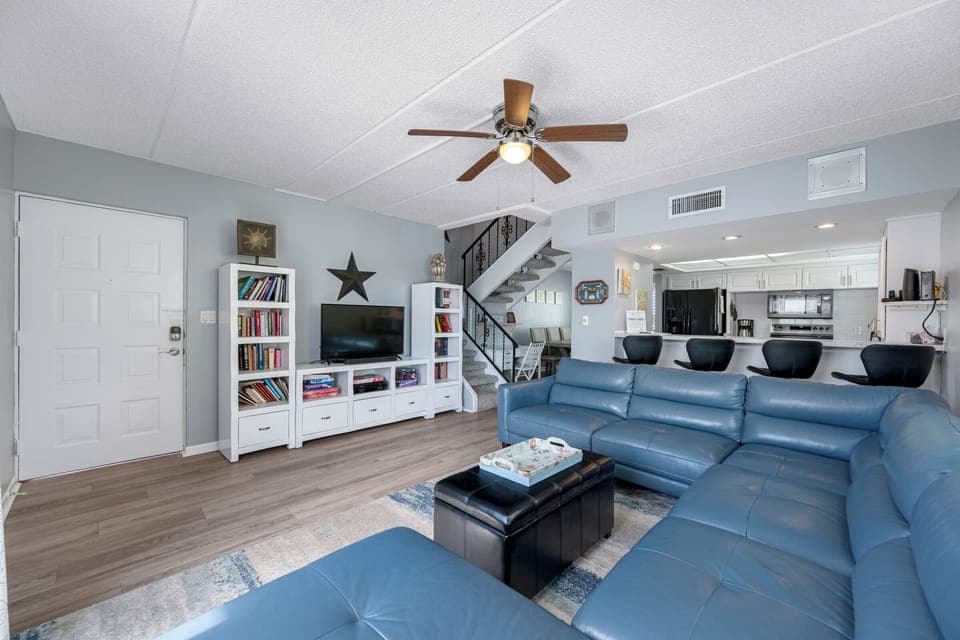 Spacious Livingroom with comfy leather furniture