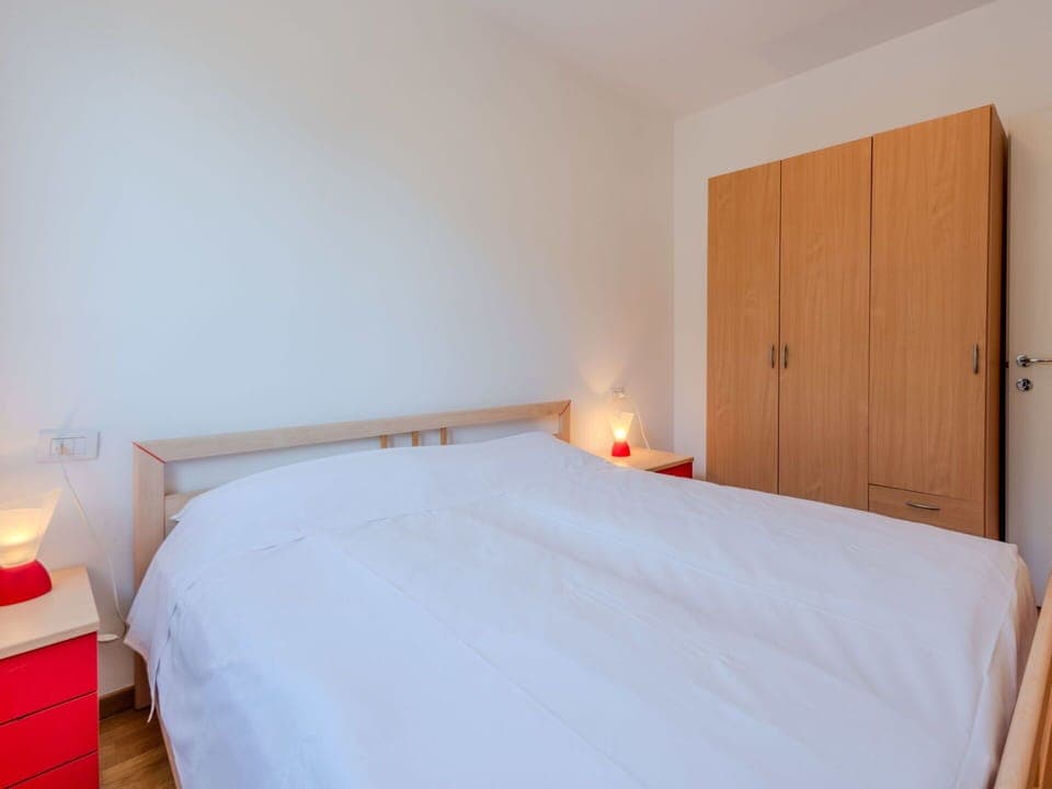 Furniture, Bed, Interior Design, Wall, Bedroom, Wood, Flooring, Floor, Room, Ceiling