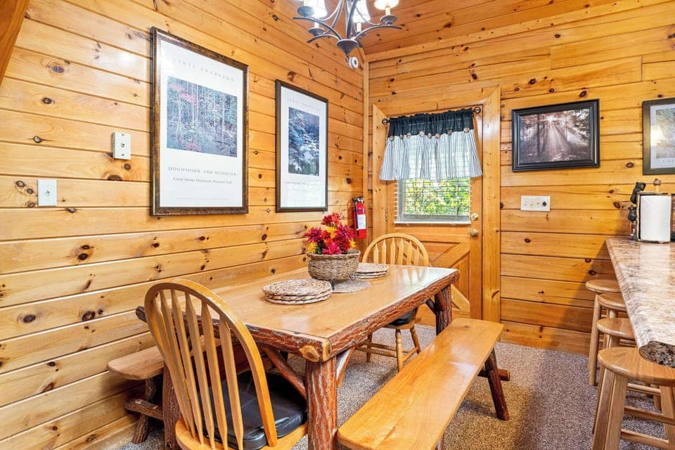 Cozy cabin dining space with seating for the whole group