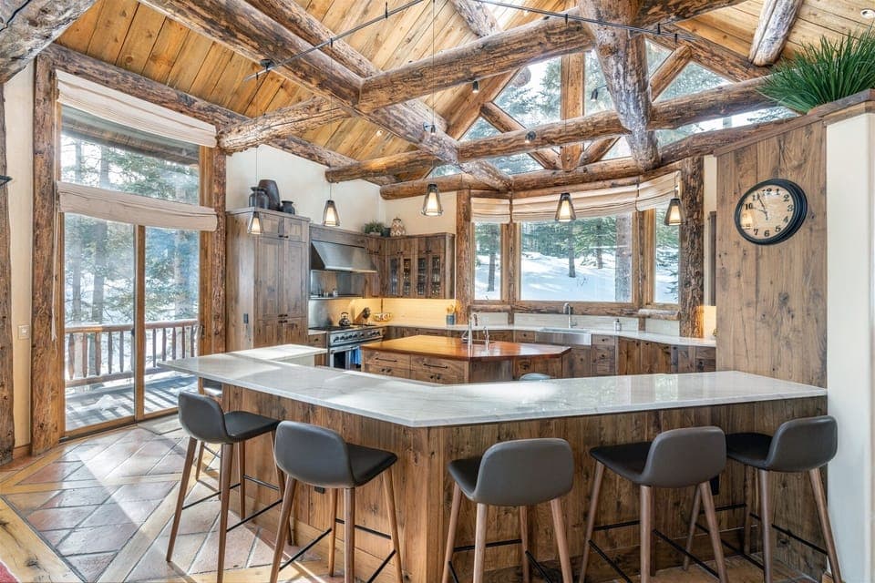 Kitchen - Central island and peninsula offer ample prep space