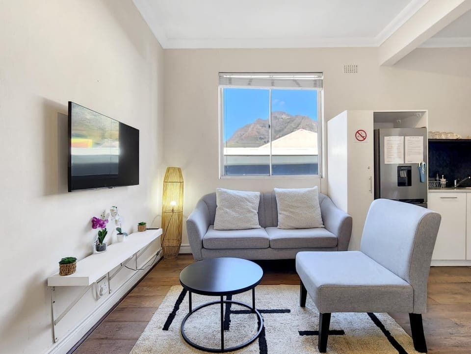 Cape Comfort - Central and Modern (214)