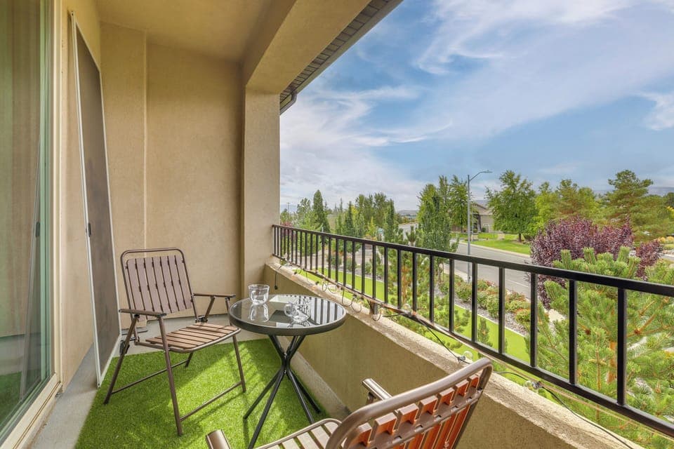 Reno Vacation Rental | 2BR | 2.5BA | 1,261 Sq Ft | Small Step to Enter