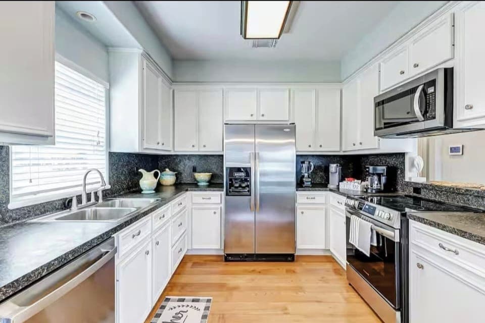 New stainless-steel appliances in the amazing Chef's kitchen!