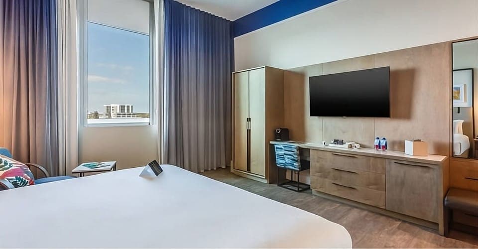 Unit with 1 King size bed. Exact unit will be assigned upon arrival. Views, colors and decor may vary.