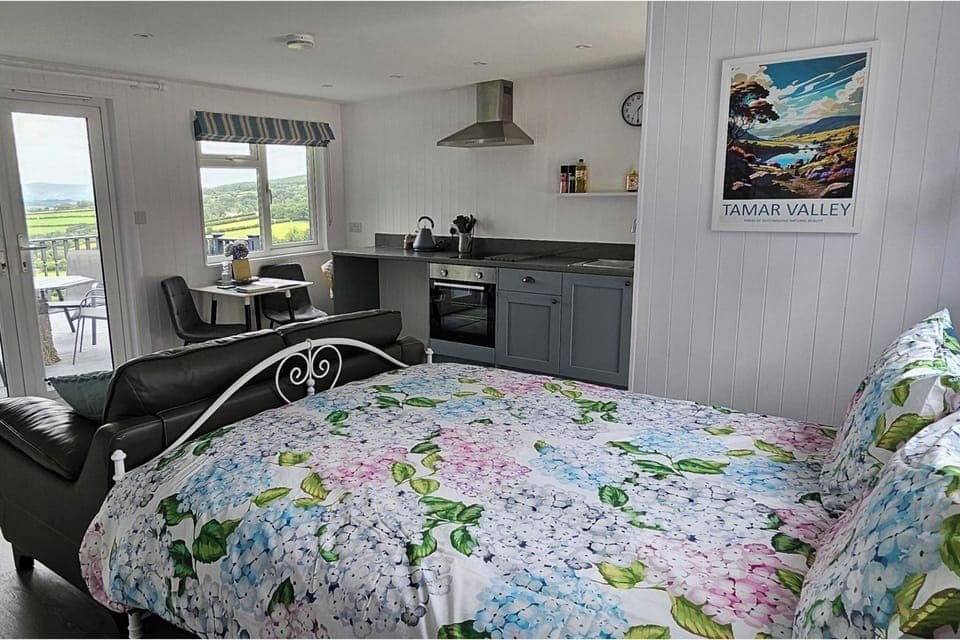 Kind size bed facing the view