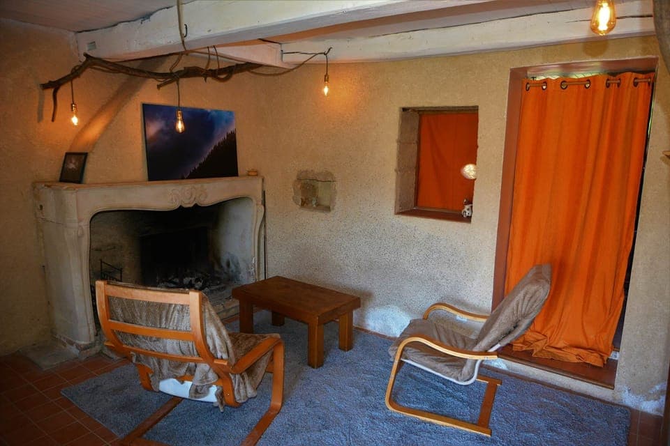 Le salon, frais l'été, vous offre un foyer durant la saison d'hiver dans le Jura