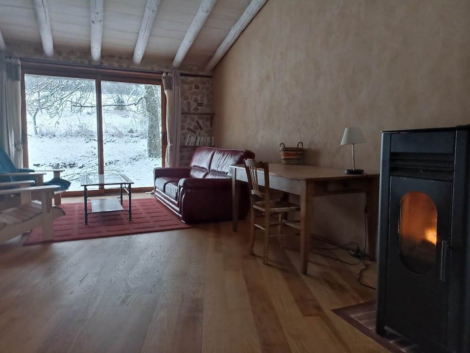 Les jours de neige, la luminosité et le confort de la chambre "Frêne" en font un cocon idéal pour votre repos