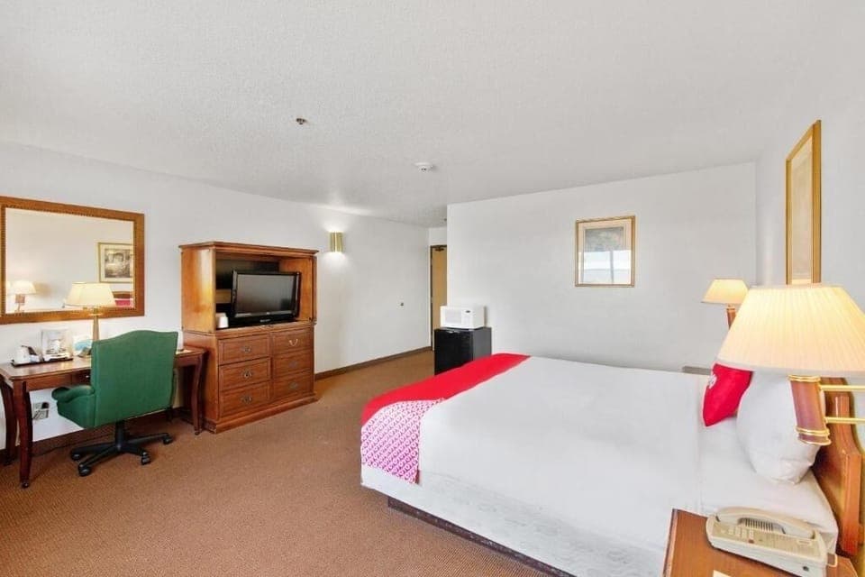 Kick back with in-room TV and desk for easy downtime.