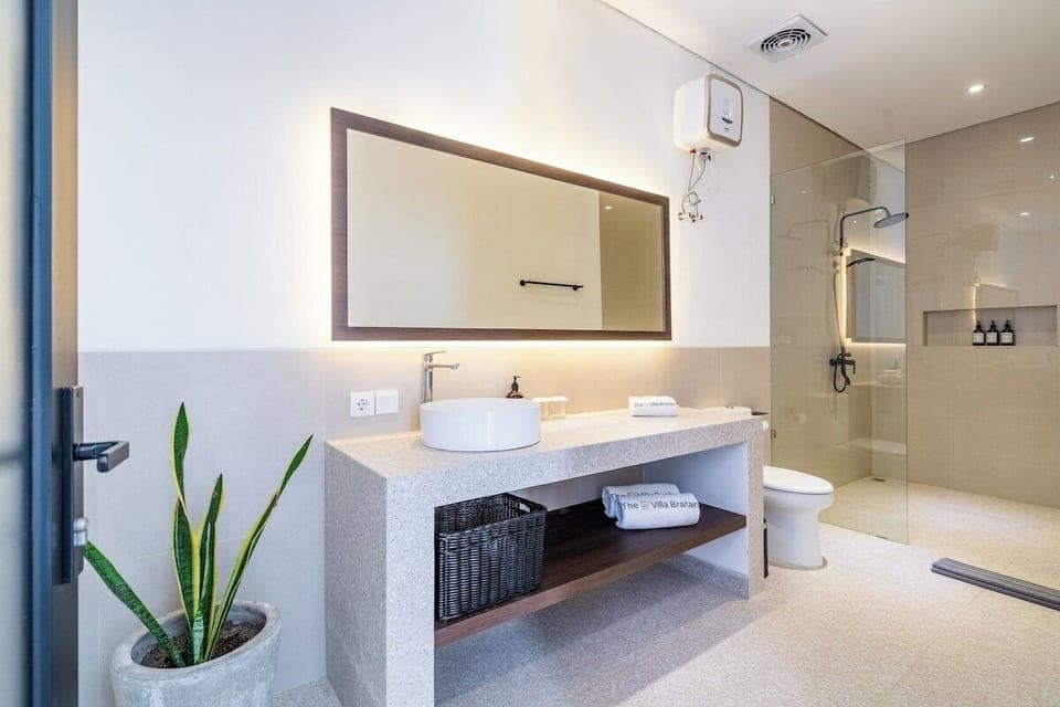 Experience ultimate relaxation in the luxurious bathroom at Villa Bratan