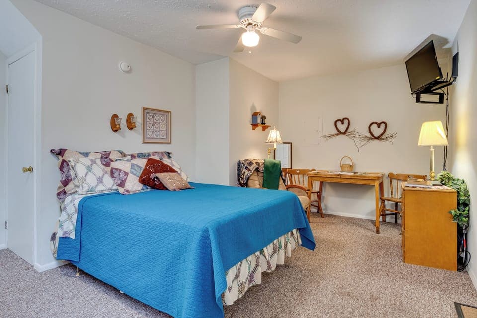 Delphi Vacation Rental | Studio | 1BA | 200 Sq Ft | Small Step to Enter