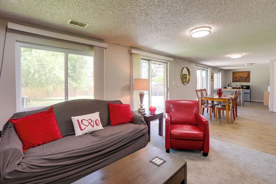 Living Room | Free WiFi | Central A/C & Heating | Smart TV | Gas Fireplace