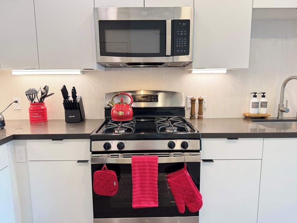 Experience extended comfort with a fully equipped kitchen featuring a coffee machine, stovetop, and microwave—everything you need for a seamless long-term stay.