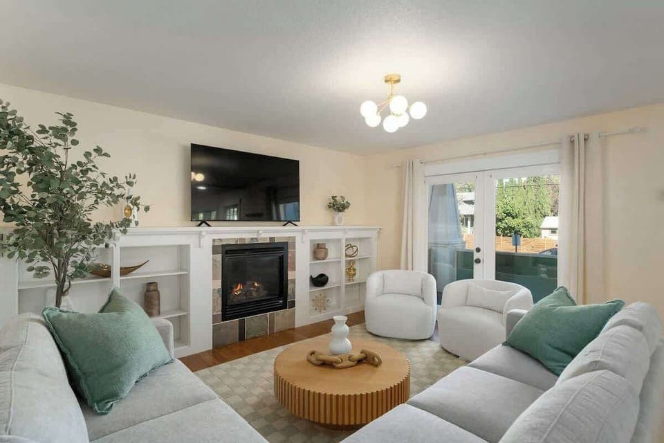 Warm and inviting living room with a Smart TV and fireplace, ideal for cozy nights in.
