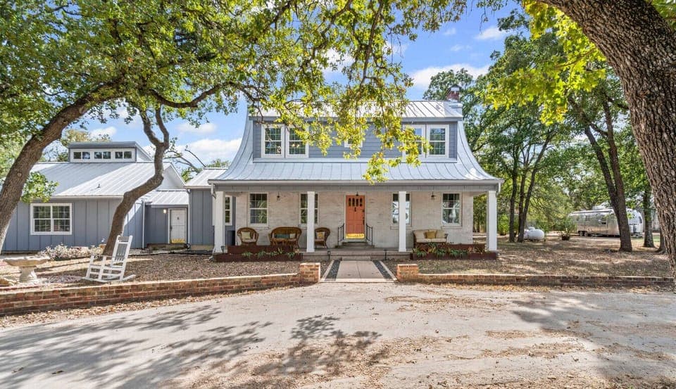 Bright days and cozy porches. Hello, vacation bliss!