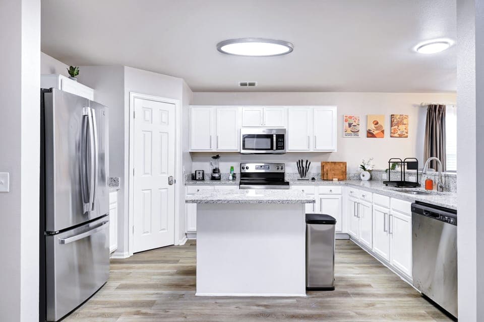 Fully equipped kitchen with high quality granite countertops. 