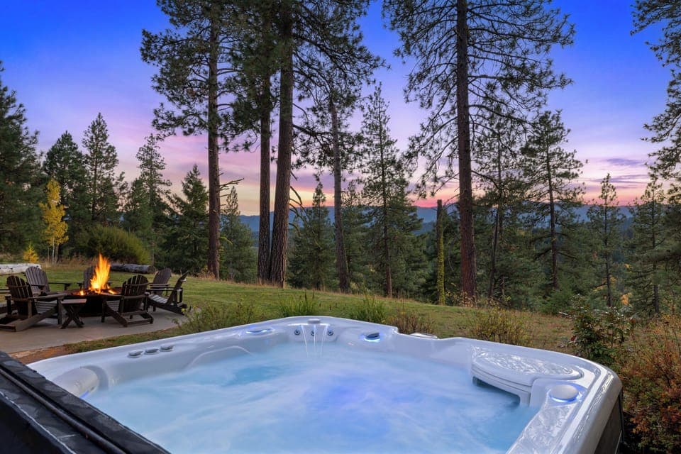 Salt water hot tub with a dream view!
