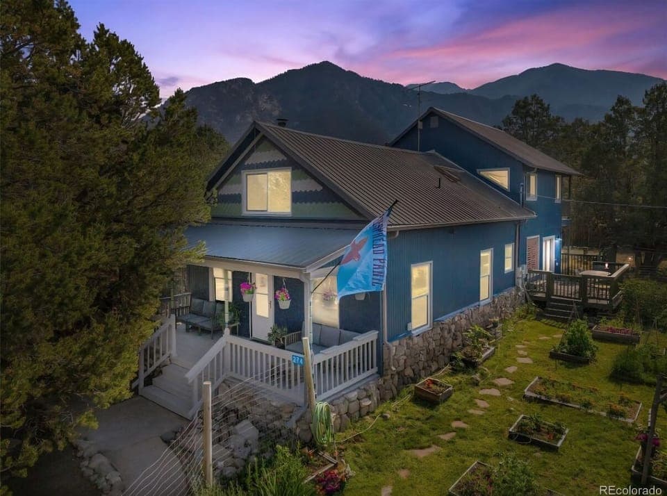 Nestled in the foothills of the Sangre De Cristo Mountains 5 min walk downtown