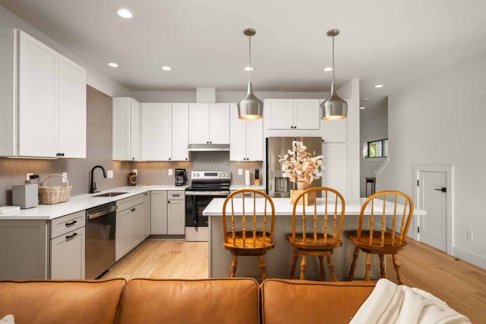 Cook delicious meals for breakfast, lunch, and dinner in this fully equipped kitchen. We suggest grabbing some seafood from a local market.