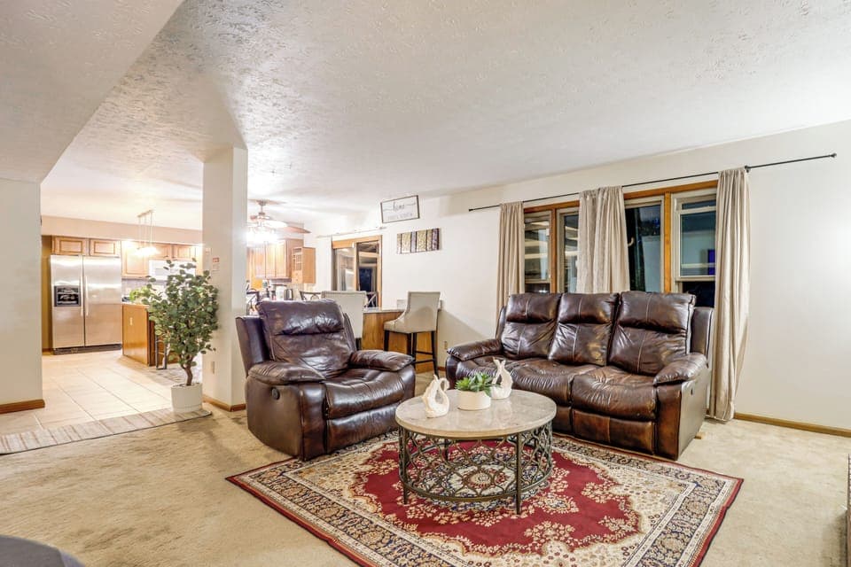 Living Room | 1st Floor | Twin Sleeper Sofa | Smart TV | Fireplace