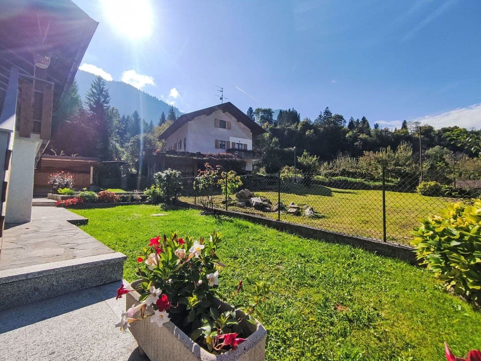 Flooring, Interior Design, Floor, Wood, Ceiling, Lighting, Chandelier, Wood Flooring, Light Fixture, Door