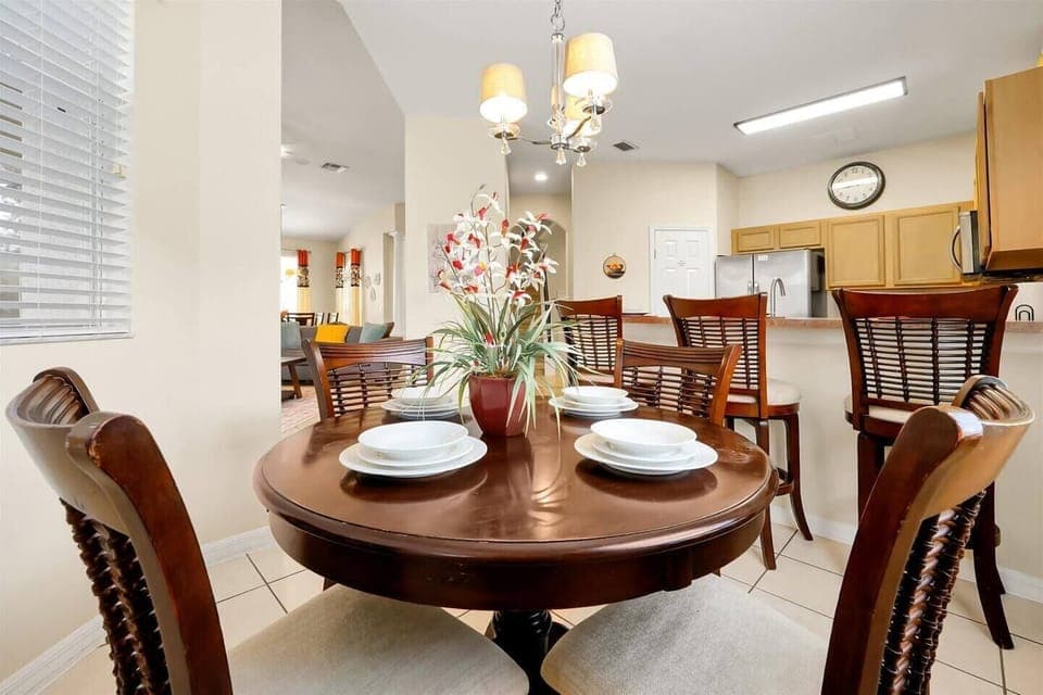 Separate breakfast room