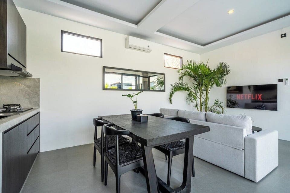 The R Villa Dempo’s dining room is where memories are made—a vibrant space for friends to gather, laugh, and enjoy each other’s company. #The R Villa Dempo