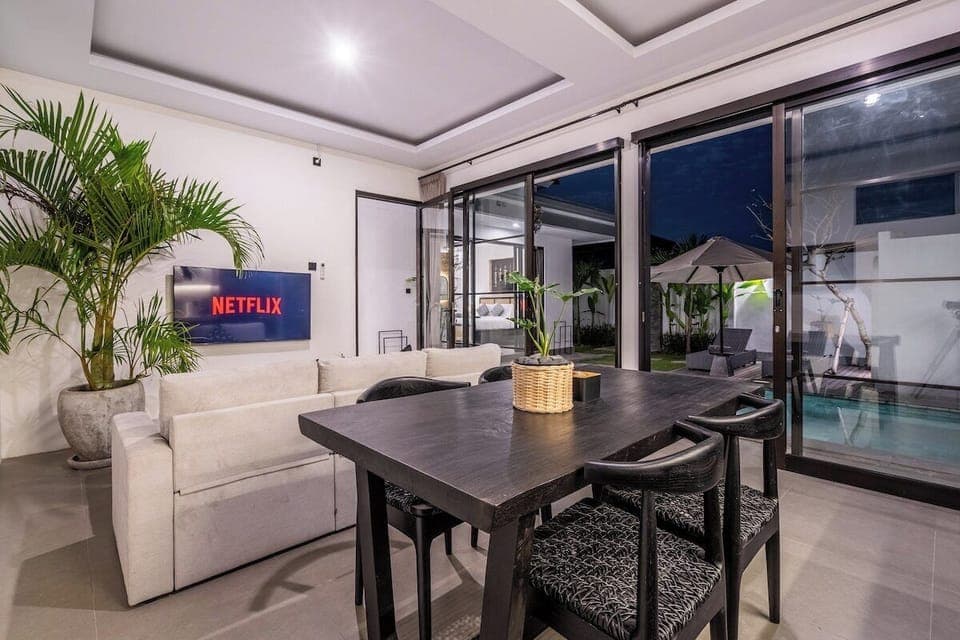 The R Villa Dempo’s dining room is where memories are made—a vibrant space for friends to gather, laugh, and enjoy each other’s company. #---villa name--